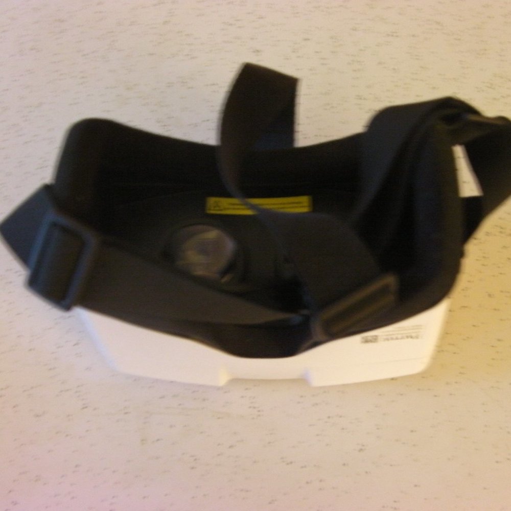 Parrot Cockpit II VR Goggles (Note: Require Phone) - Picture 4 of 6